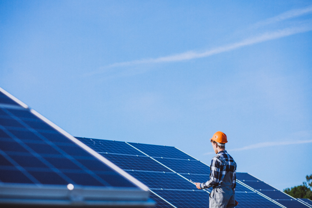 Cuándo merece la pena estudiar placas solares para una pyme